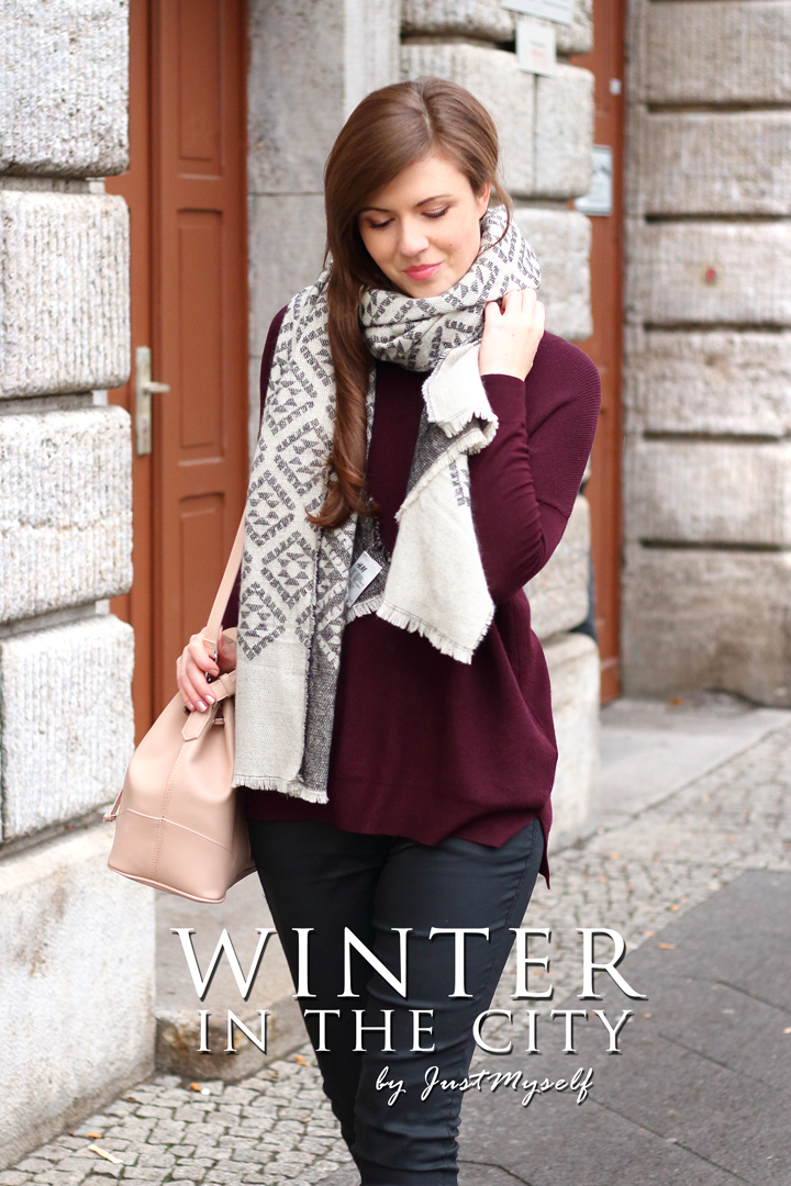 justmyself-fashionblog-winteroutfit-schwarze-jeans-mavi-pullover-bordeaux-schal-grau-gemustert-ankle-boots-winter-in-the-city