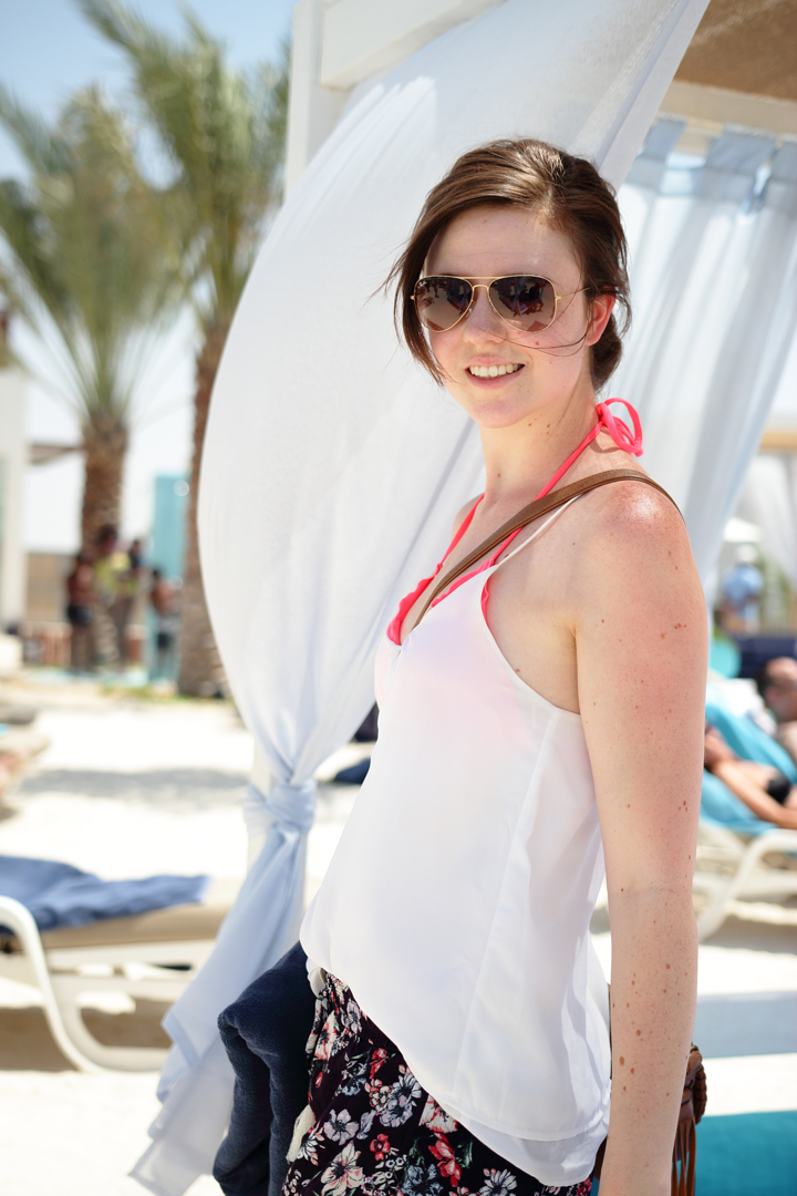 justmyself-travelblog-radisson-blu-yas-island-abu-dhabi-yas-beach-party-summer-feeling-outfit-chill-relax