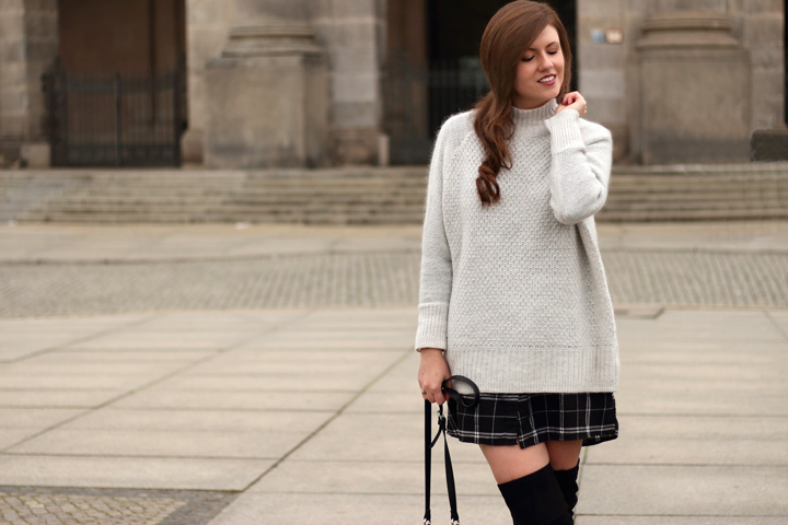 justmyself-fashion-blog-overknees-london-rebell-karo-blusenkleid-grauer-pullover-6