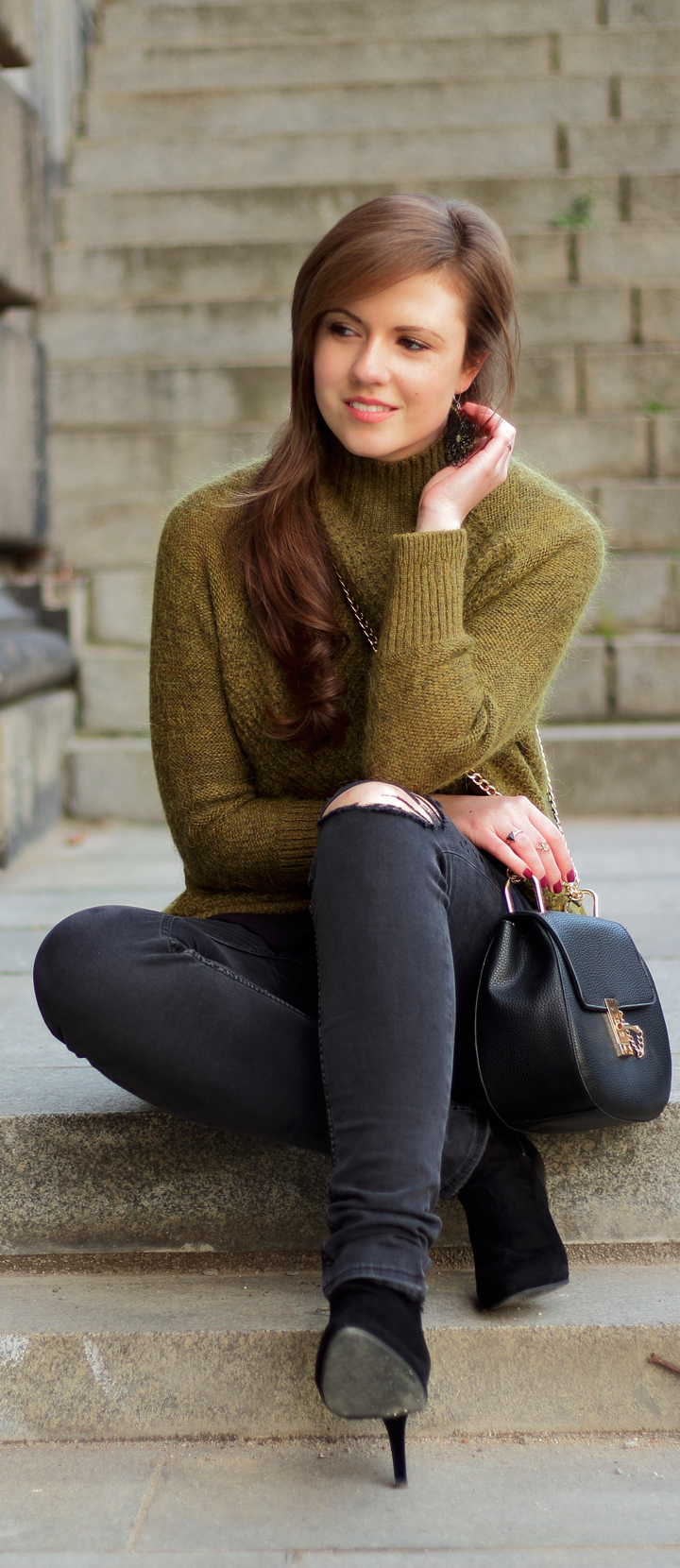 justmyself-fashionblog-schwarze-ripped-jeans-olive-pullover-7