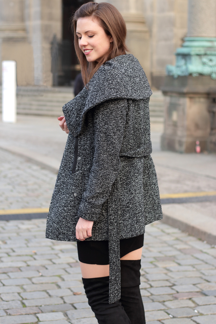 justmyself-fashionblog-schwarzes-pulloverkleid-grau-melierte-winterjacke-veromoda-overknees-london-rebell-2