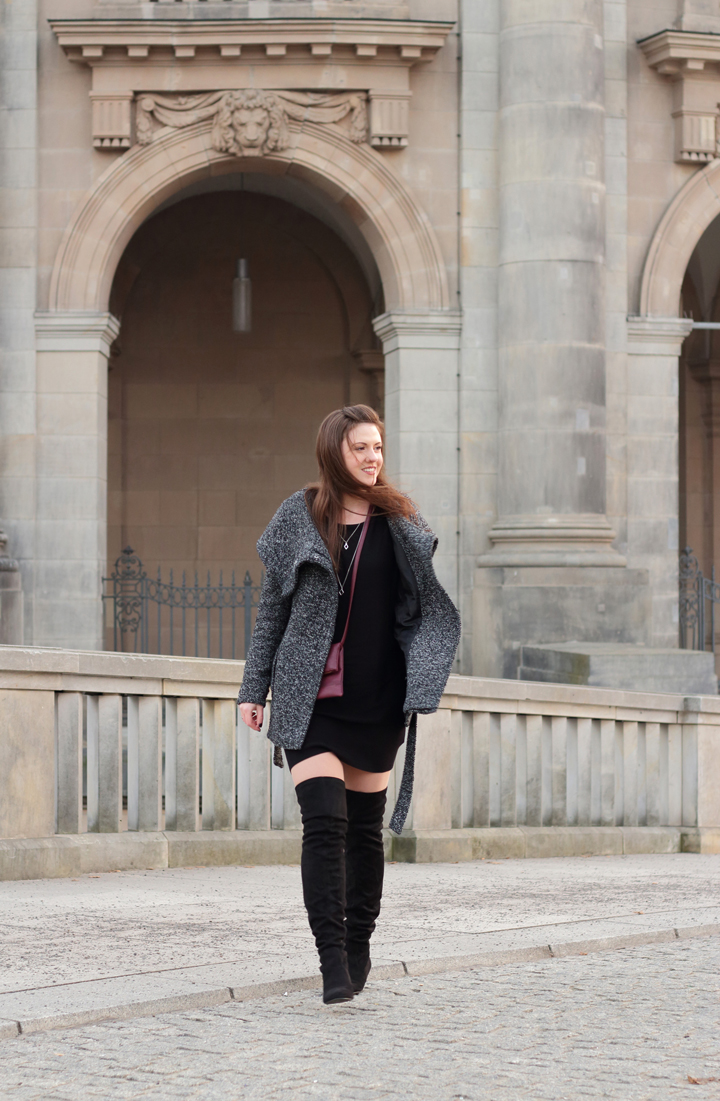 justmyself-fashionblog-schwarzes-pulloverkleid-grau-melierte-winterjacke-veromoda-overknees-london-rebell-5