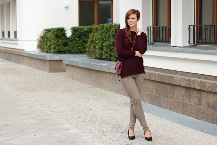 justmyself-fashionblog-deutschland-bordeaux-pullover-herbst-outfit-beige-jeans-kette-weltkarte-flugzeug-1