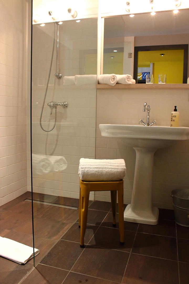 justmyself blog 25hours hotel wien zimmer bad badezimmer grosse dusche