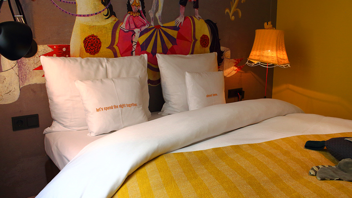 25hours Hotel Wien Zimmer bequemes Bett Zirkus