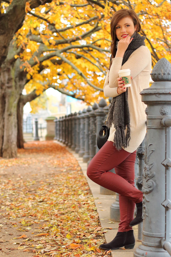 justmyself-fashionblog-herbstoutfit-rote-jeans-mavi-pullover-beige-mango-schal-grau-angle-boots-3