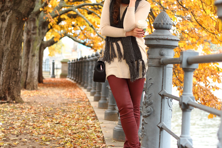 justmyself-fashionblog-herbstoutfit-rote-jeans-mavi-pullover-beige-mango-schal-grau-angle-boots-4