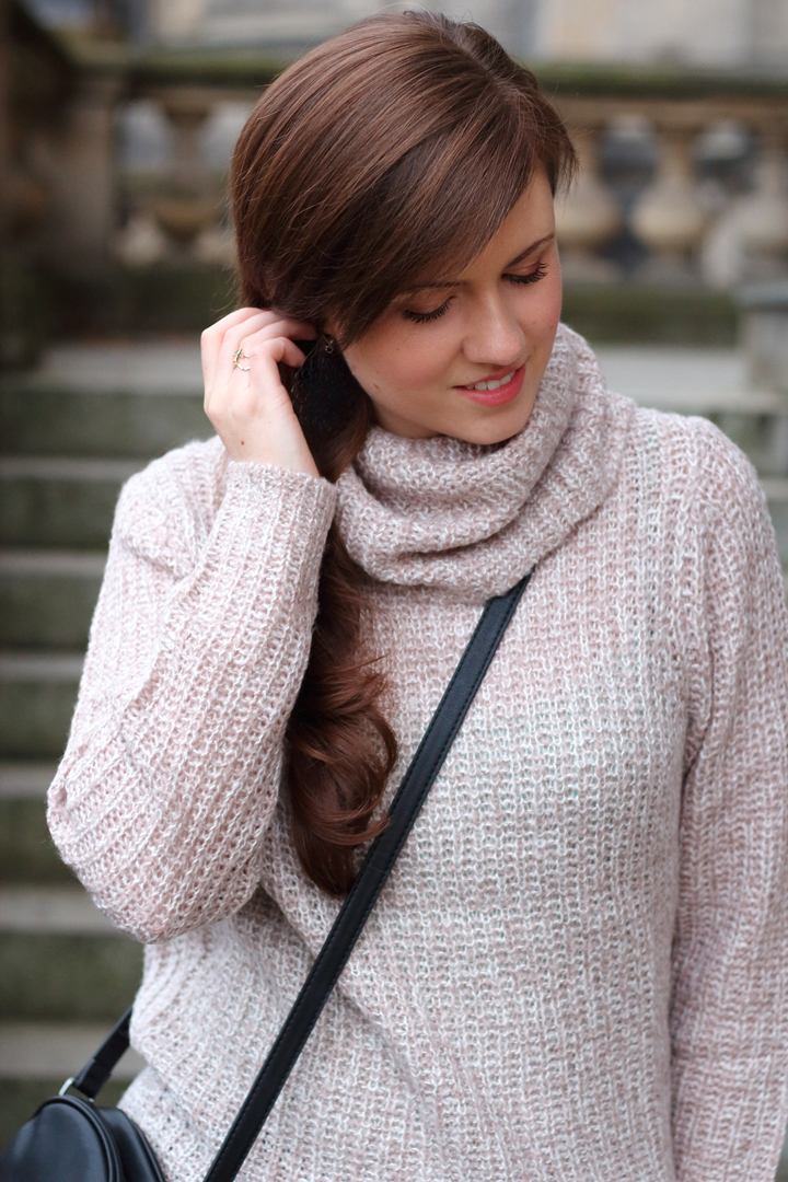 justmyself-fashionblog-item-m6-strumpfhose-hochwertig-wärmend-schwarz-winter-pullover-beige-1