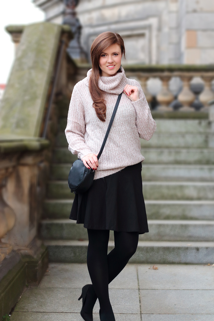 justmyself-fashionblog-item-m6-strumpfhose-hochwertig-wärmend-schwarz-winter-pullover-beige-2