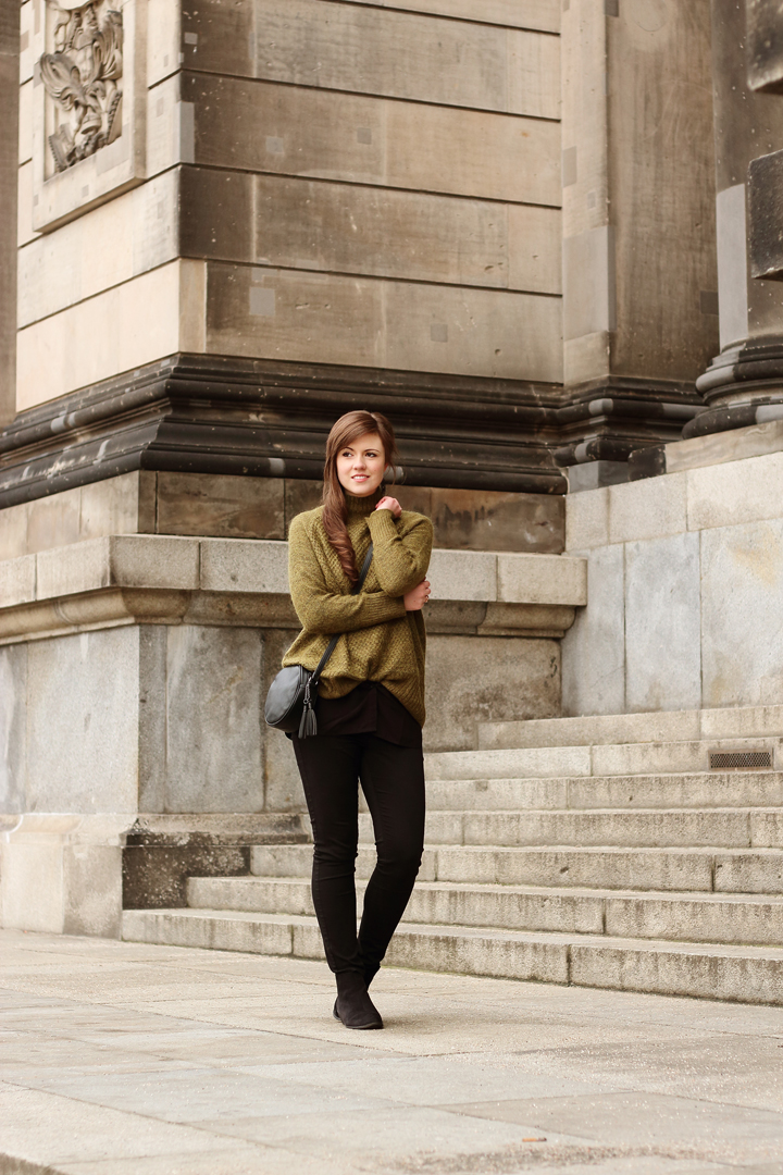 justmyself-fashionblog-deutschland-winter-outfit-oversize-sweater-pullover-mit-stehkragen-khaki-olive-grün-jeans-schwarz-ankle-boots-13