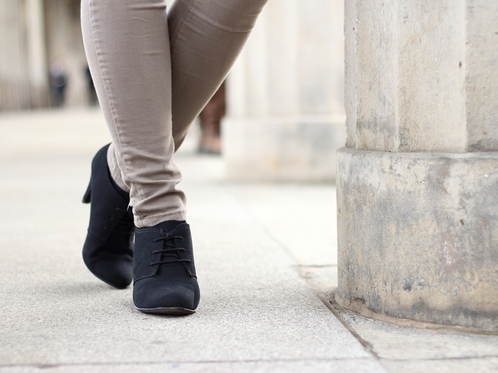 justmyself-fashionblog-wollweisser-poncho-braune-jeans-winter-schwarze-fransen-tasche-ankle-boots-12