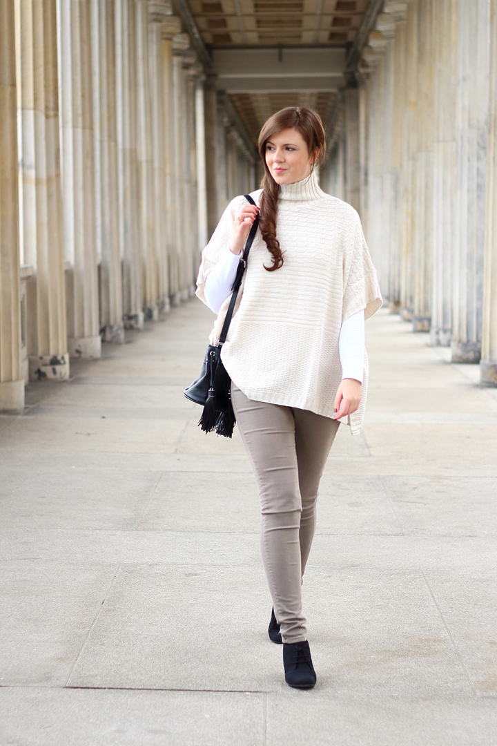 justmyself-fashionblog-wollweisser-poncho-braune-jeans-winter-schwarze-fransen-tasche-ankle-boots-7