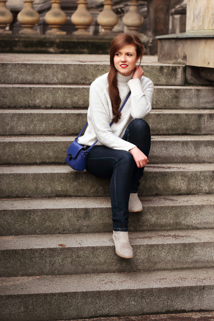 justmyself-fashionblog-deutschland-outfit-blue-jeans-oversize-pullover-hellgrau-tasche-kobalt-blau-boots-tamaris-1