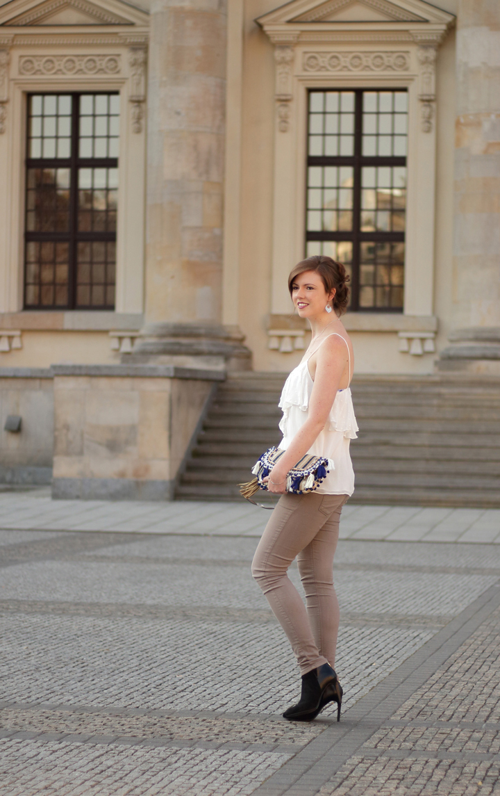 Justmyself-Fashionblog-Deutschland-pre-fall-outfit-jeans-volant-top-weiß-zara-tasche-pepe-jean-4