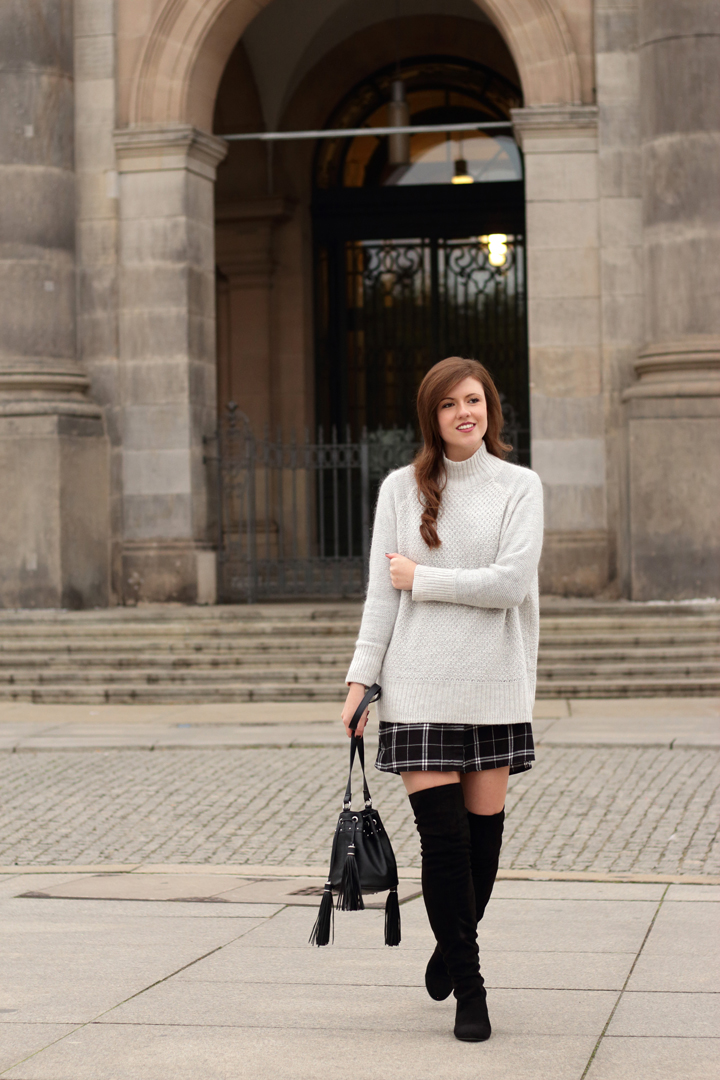 justmyself-fashion-blog-overknees-london-rebell-karo-blusenkleid-grauer-pullover-3
