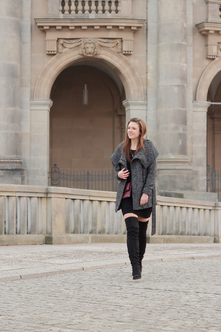 justmyself-fashionblog-schwarzes-pulloverkleid-grau-melierte-winterjacke-veromoda-overknees-london-rebell-6