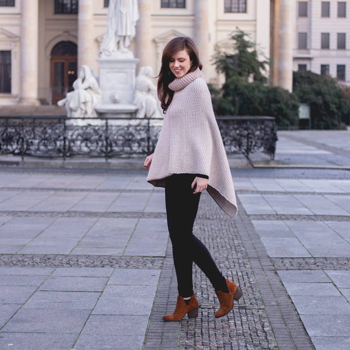10 jahre tk maxx deutschland fashionblog herbst outfit berlin justmyself guess tasche poncho schwarze ripped jeans