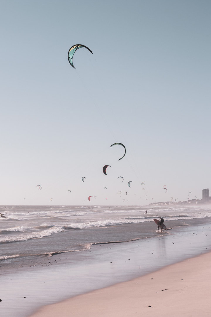 kite-surfer-blouberg-kapstadt-wind-strand